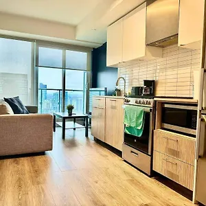 Cozy Near Eatoncentre Mall Apartment