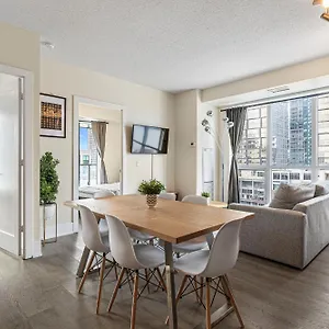 3 Bedroom Beside Cn Tower With Parking Downtown Apartment