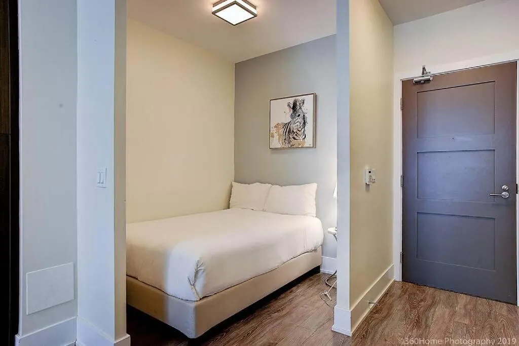 Luxury 2 & 3 Bedroom Downtown Toronto Apartment