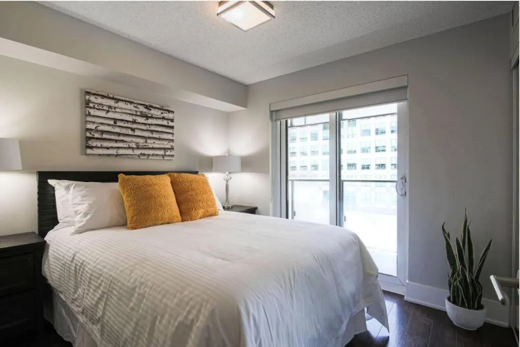 Apartment Luxury 2 & 3 Bedroom Downtown Toronto Canada